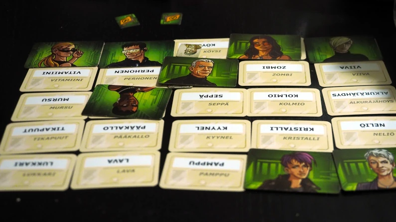 How to play Codenames with 2 players