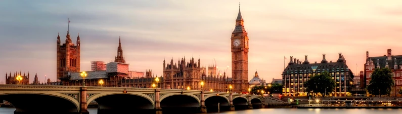 Picture of Big ben and the houses of parliament from the other bank of the Thames